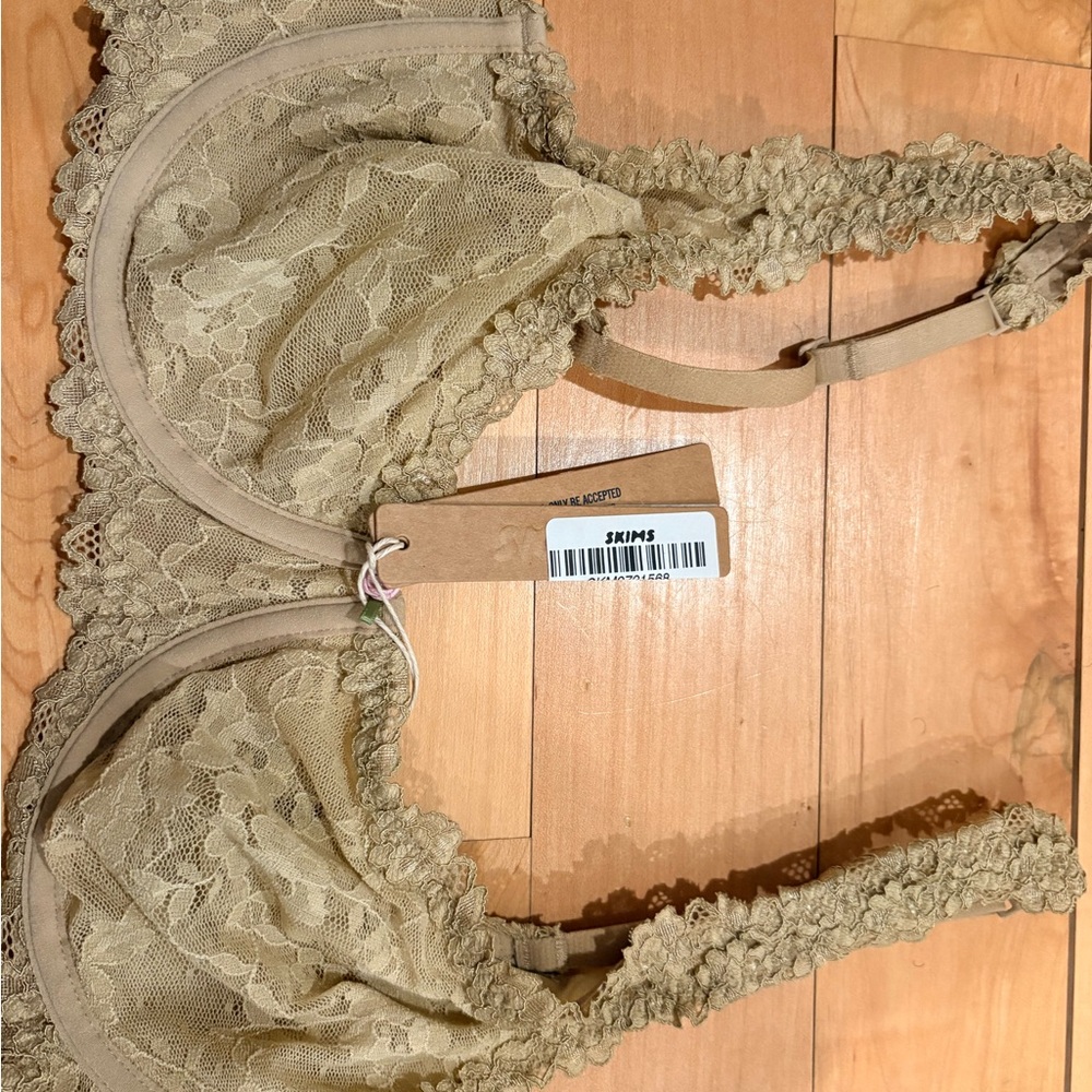SKIMS Lace Underwire Bra in Tan